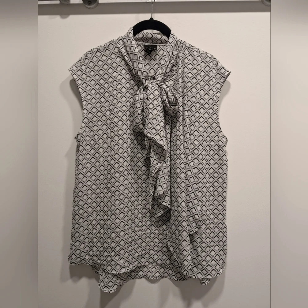 Black and White Sleeveless Blouse Size Medium